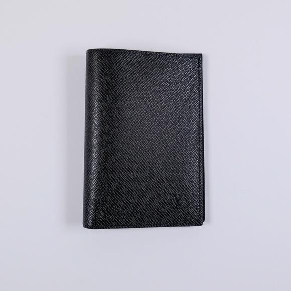 Brand new Louis Vuitton Taiga leather passport cover - Picture 1 of 5